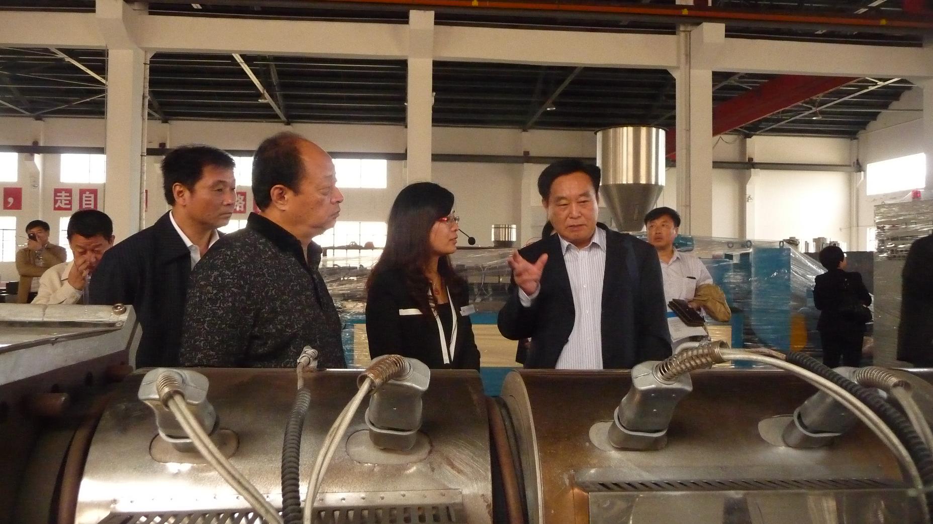 中塑協(xié)改性塑料專委會領導及年會代表一行到我公司參觀考察2.jpg 中塑協(xié)改性塑料專委會領導及年會代表一行到我公司參觀考察2.jpg