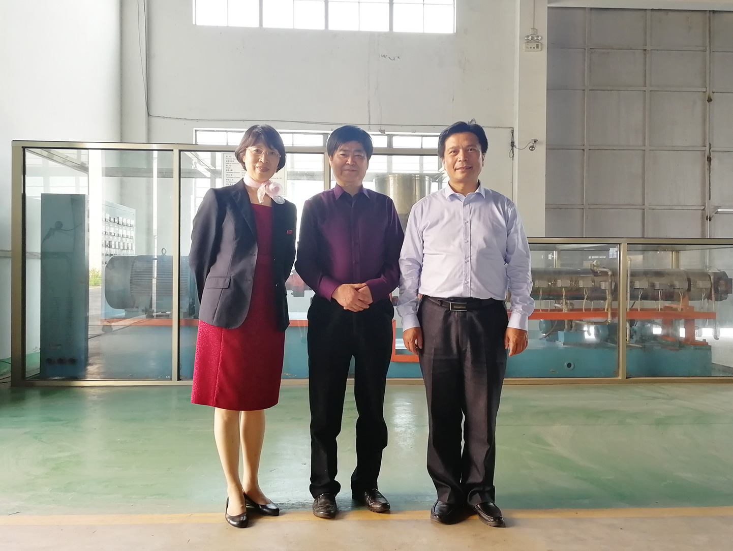 中塑協(xié)專家到蒞臨我公司參觀指導(dǎo).jpg 中塑協(xié)專家到蒞臨我公司參觀指導(dǎo).jpg